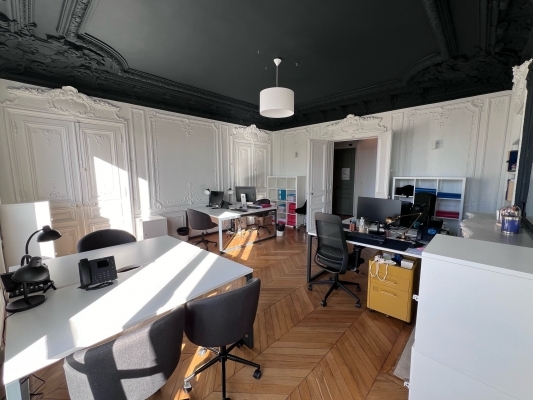 large-1709740677-bureau 32 place Saint Georges 3.jpg